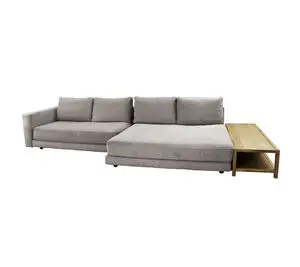 Lys brun 2-pers. sofa med venstre armlæn, højre træbord og daybed til afslapning.